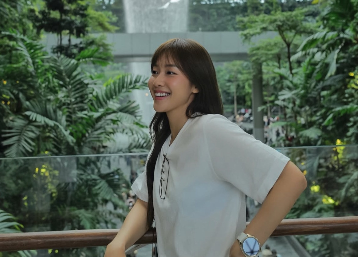 Khả Ngân đăng hình ảnh ở sân bay Changi (Singapore). Thời gian qua, nữ diễn viên không tham gia nhiều sự kiện giải trí. Cuối năm 2024, cô gặp vấn đề về sức khỏe, phải làm tiểu phẫu ở mắt, sau đó lại bị dị ứng với thuốc giảm đau dẫn đến sốc phản vệ.