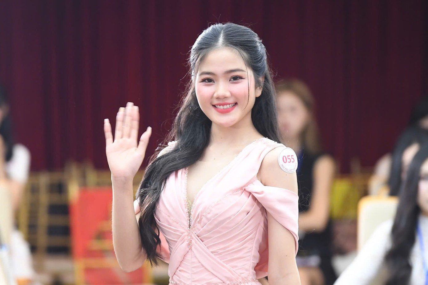 Thí sinh tham gia vòng Sơ khảo xuất hiện chỉn chu, khoe vẻ ngoài rạng rỡ. Đến với buổi sơ khảo Hoa hậu Việt Nam năm 2024, thí sinh được ban tổ chức hướng dẫn nhiệt tình, chu đáo. Trước giờ đo nhân trắc và phỏng vấn kín cùng giám khảo, nhiều thí sinh đọ sắc, thể hiện tài catwalk.