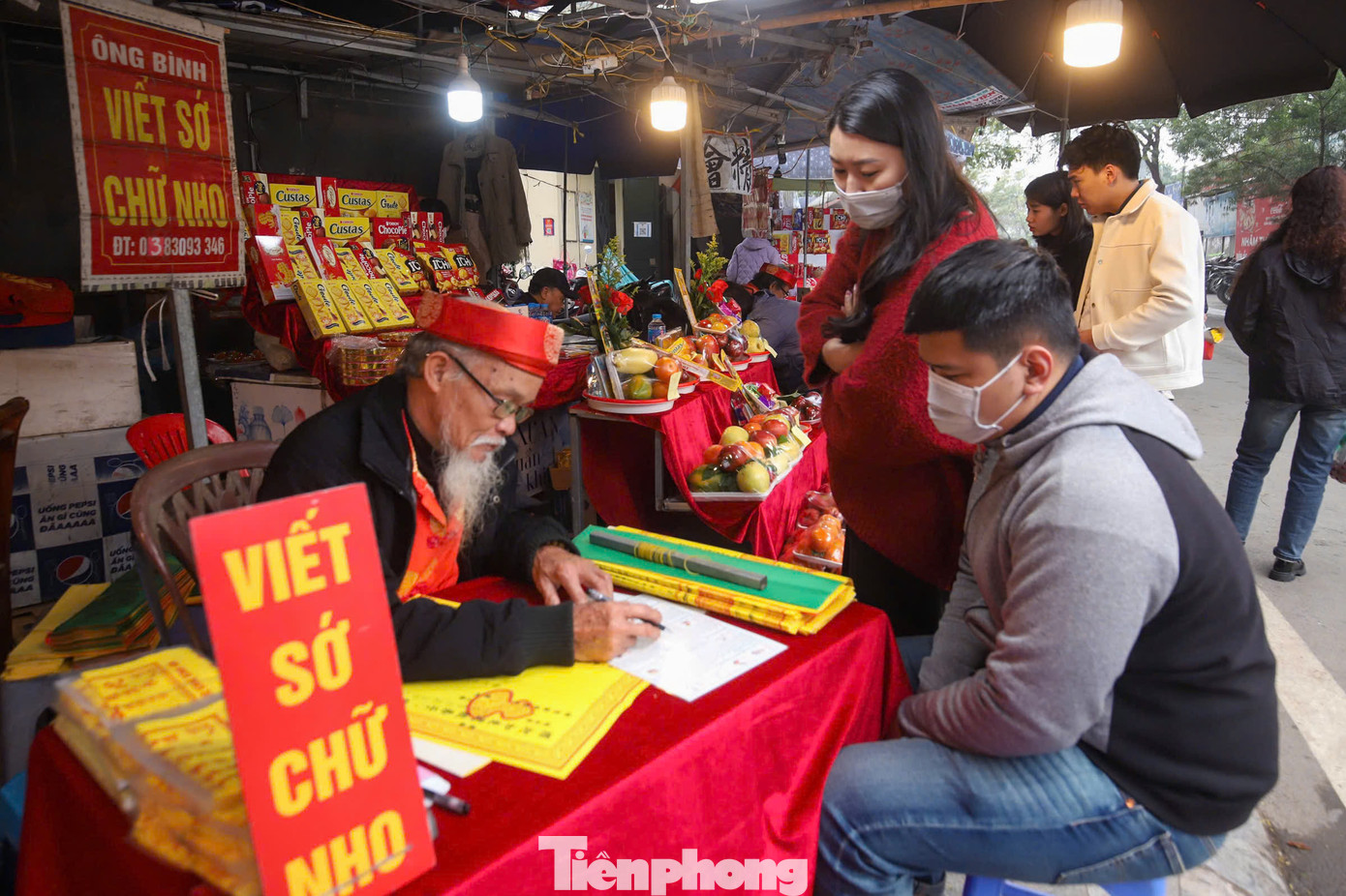 Bàn viết sớ chữ Nho cũng đông khách.