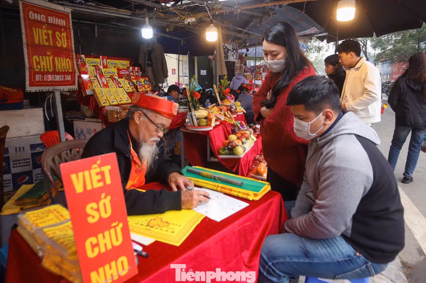 Bàn viết sớ chữ Nho cũng đông khách.