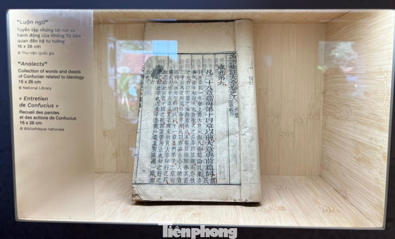 Luận ngữ - tuyển tập lời nói và hành động của Khổng Tử liên quan đến hệ tư tưởng - được trưng bày tại Văn Miếu - Quốc Tử Giám. Ảnh: NGỌC ÁNH.