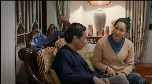 Bà Cúc khen ngợi Trâm Anh trước mặt chồng và con dâu. Ảnh: CMH. Bà Cúc khen ngợi Trâm Anh trước mặt chồng và con dâu. Ảnh: CMH.