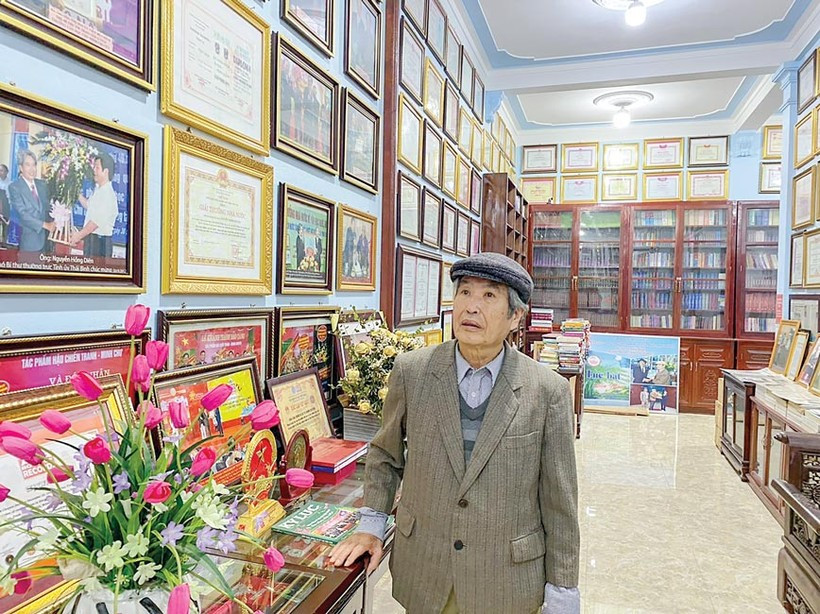 Nhà văn Minh Chuyên tại bảo tàng của ông ở Thái Bình. Nhà văn Minh Chuyên tại bảo tàng của ông ở Thái Bình.