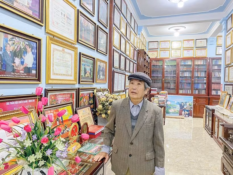 Nhà văn Minh Chuyên tại bảo tàng của ông ở Thái Bình.