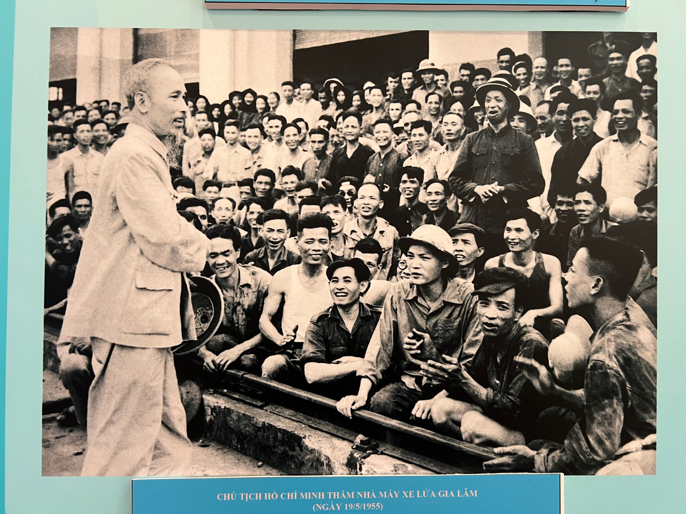 Hình ảnh Chủ tịch Hồ Chí Minh thăm nhà máy xe lửa Gia Lâm (Hà Nội) được chụp vào tháng 5/1955. Khi ấy, Người căn dặn muốn thi đua có kết quả, mọi người phải biết đoàn kết, thương yêu, giúp đỡ nhau.