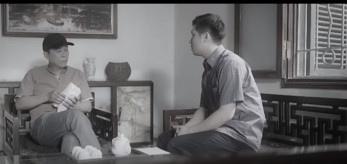 Ông Kình và con nuôi bà Lan chung tiền mua đất. Ảnh: CMH.