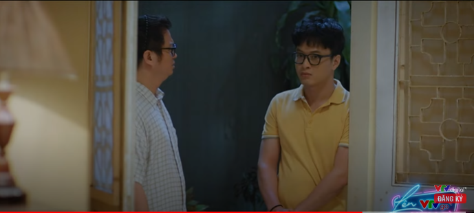 Đức được bà Nga mời vào nhà ăn cơm.