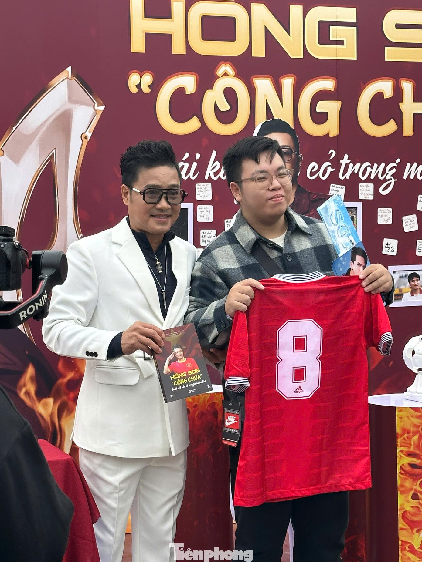 Danh thủ Hồng Sơn chụp ảnh cùng một fan nam. Anh đặt câu hỏi cho fan trả lời. Ai trả lời đúng các kiến thức về bóng đá được lên giao lưu, chụp ảnh cùng thần tượng. Trong buổi tổng duyệt chiều 13/12, danh thủ Hồng Sơn cũng tranh thủ rời khu vực sân khấu để ký tặng fan.