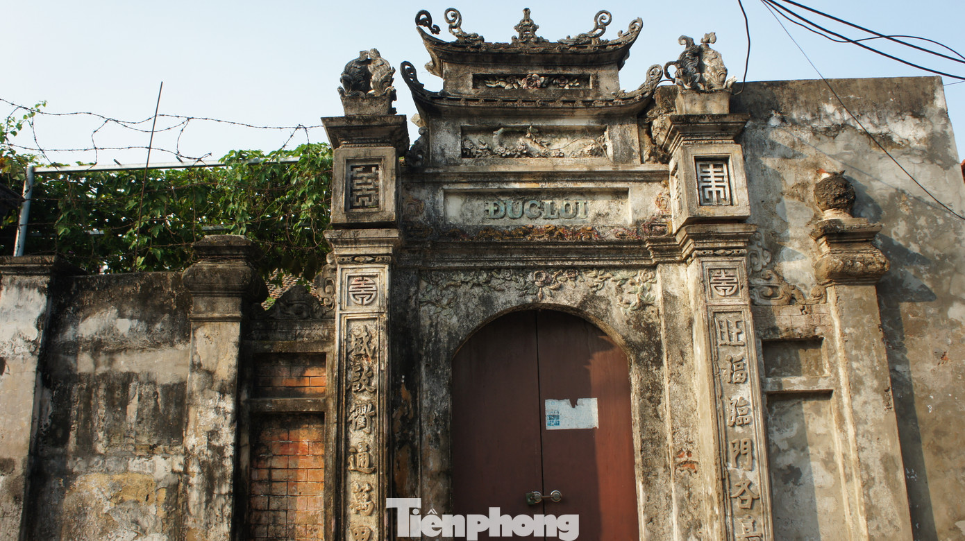 Trong khoảng thời gian từ 1920-1945, hàng chục “ngôi biệt thự” làng Cựu được xây dựng với kiểu kiến trúc vòm cuốn, mái chảy, gỗ lim... Các chi tiết nhỏ trong nhà thường được chạm trổ cầu kỳ hoa lá, hạc, phượng.