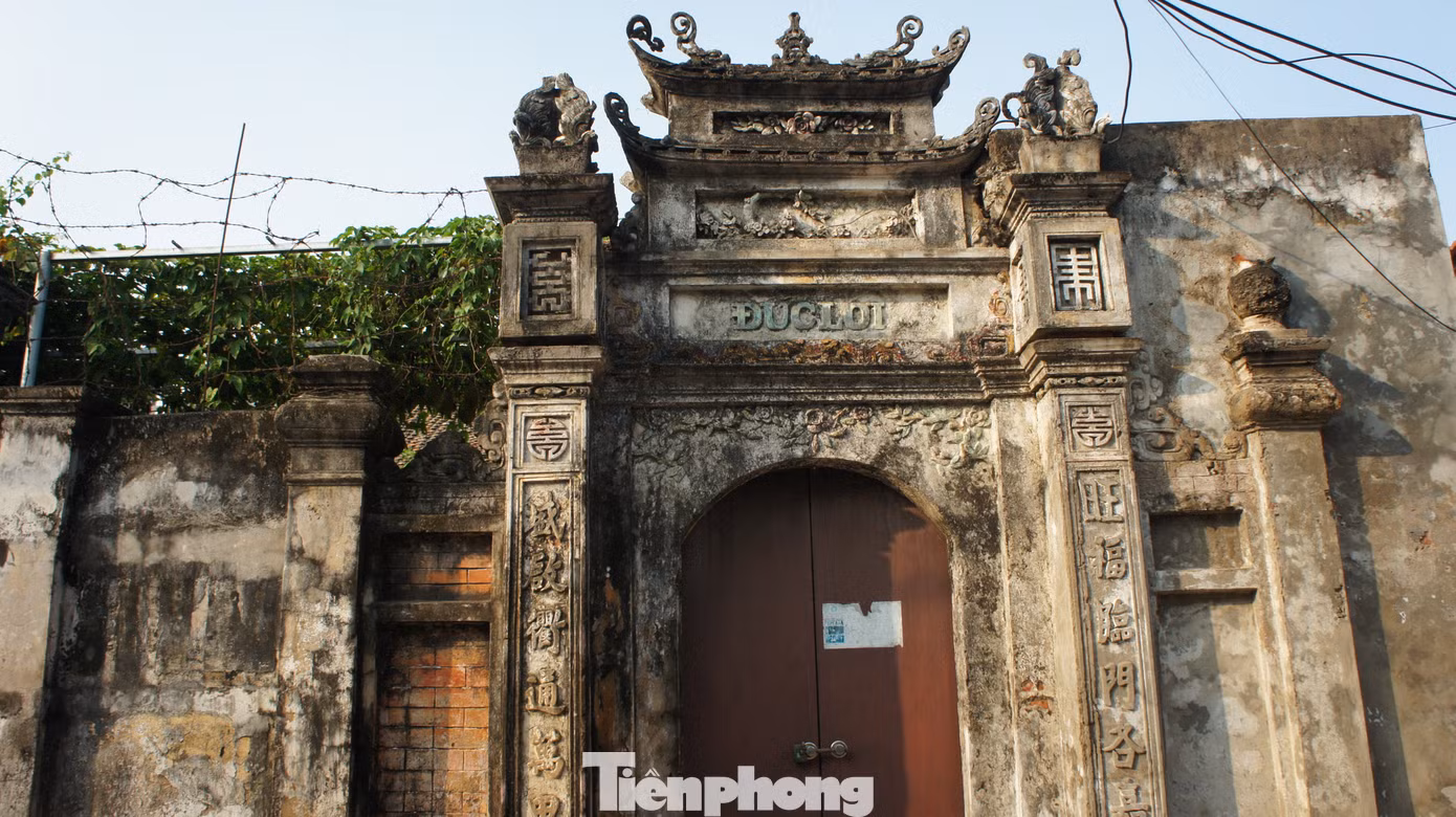 Trong khoảng thời gian từ 1920-1945, hàng chục “ngôi biệt thự” làng Cựu được xây dựng với kiểu kiến trúc vòm cuốn, mái chảy, gỗ lim... Các chi tiết nhỏ trong nhà thường được chạm trổ cầu kỳ hoa lá, hạc, phượng.