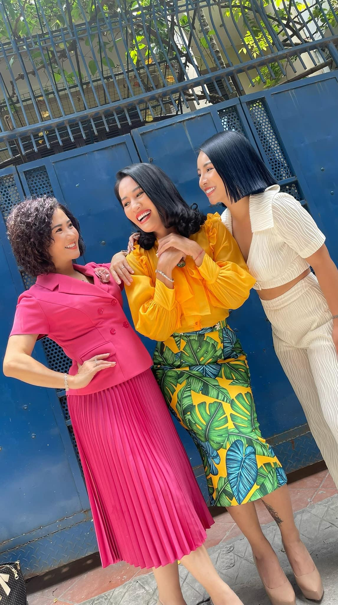 Hội phu nhân trong phim còn có sự xuất hiện của một thành viên mới- diễn viên Hồng Liên trong vai Bình.