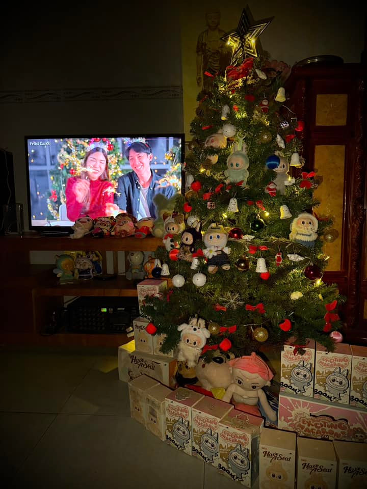 Một gia đình bày hàng chục đồ trang trí Baby Three, Labubu quanh cây thông Noel.