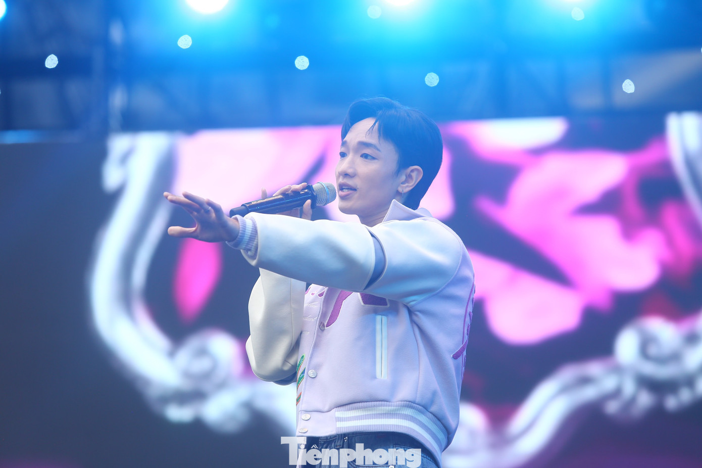 Hoàng Dũng trẻ trung và lãng tử trên sân khấu Ngày thẻ Việt Nam 2023 - Sóng Festival. Hoàng Dũng trẻ trung và lãng tử trên sân khấu Ngày thẻ Việt Nam 2023 - Sóng Festival.