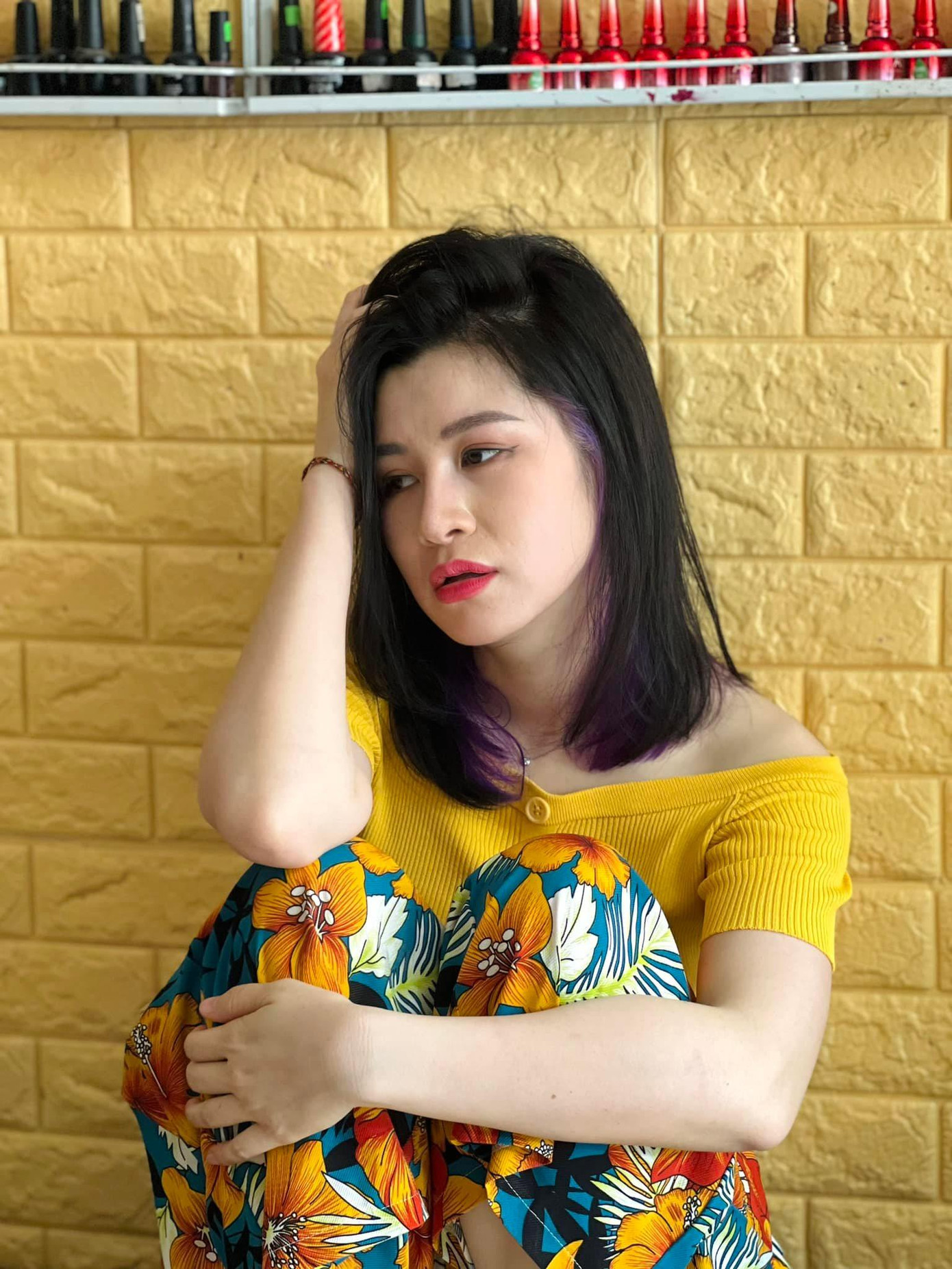 Thậm chí, khi cô nàng bị đánh ghen tả tơi, cậu Vượng cũng xông tới bảo vệ. Kết quả là cả hai cùng bị dằn mặt, thậm chí bà Nga (NSƯT Thanh Quý) cũng bị vạ lây.