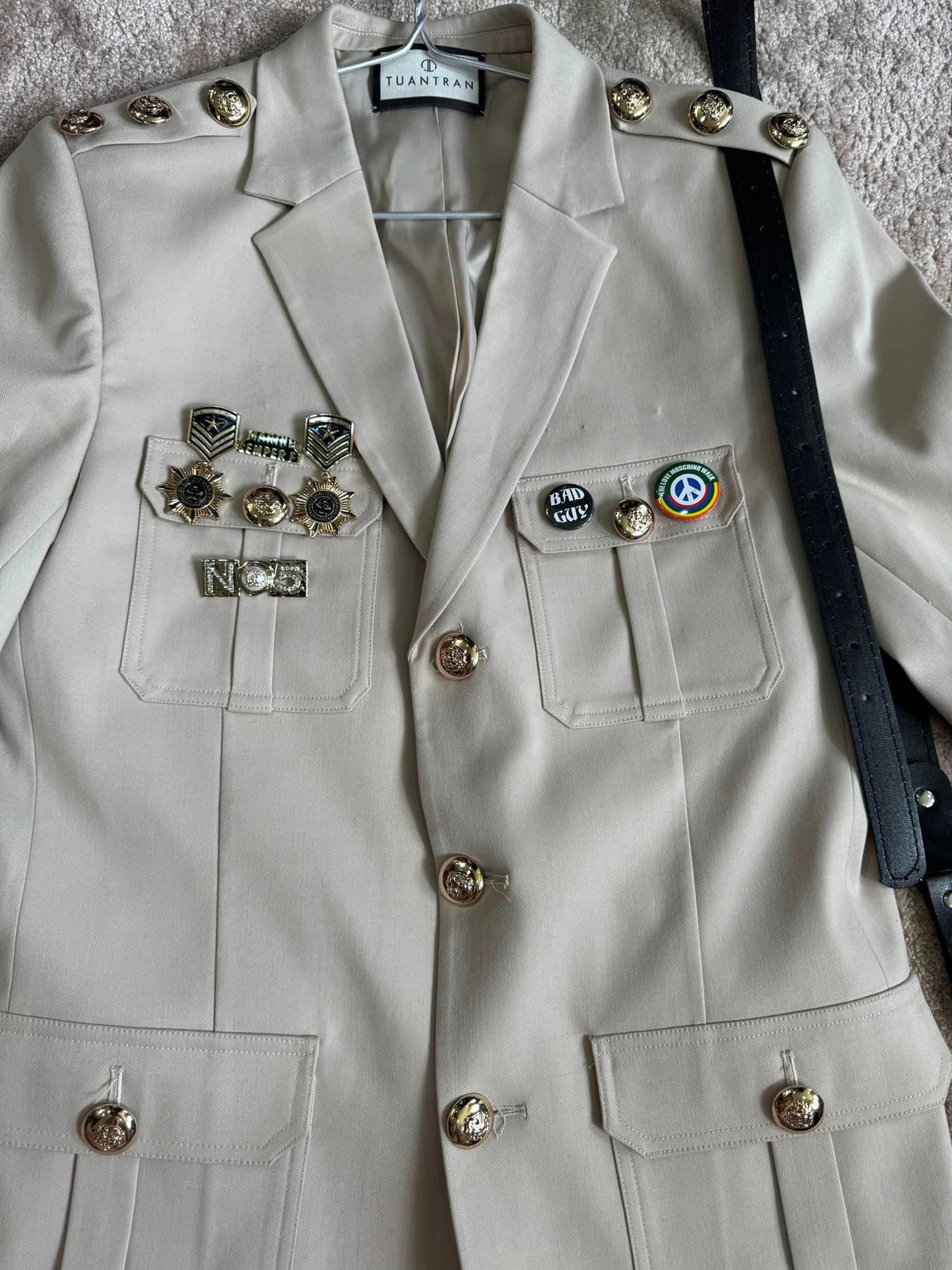 Nhiều huy hiệu gắn trên bộ trang phục. Ảnh: FBNV. Nhiều huy hiệu gắn trên bộ trang phục. Ảnh: FBNV.