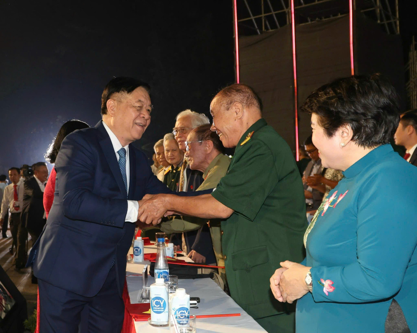 Trưởng ban Tuyên giáo T.Ư Nguyễn Trọng Nghĩa và Bí thư thành ủy Hà Nội Bùi Thị Minh Hoài gặp gỡ các nhân chứng lịch sử của Thủ đô những ngày đầu giải phóng.