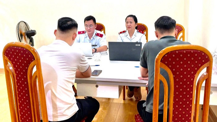 Thanh tra Sở TT&amp;TT làm việc với các cá nhân đưa tin sai sự thật. Ảnh: Sở TT&amp;TT Hà Nội.