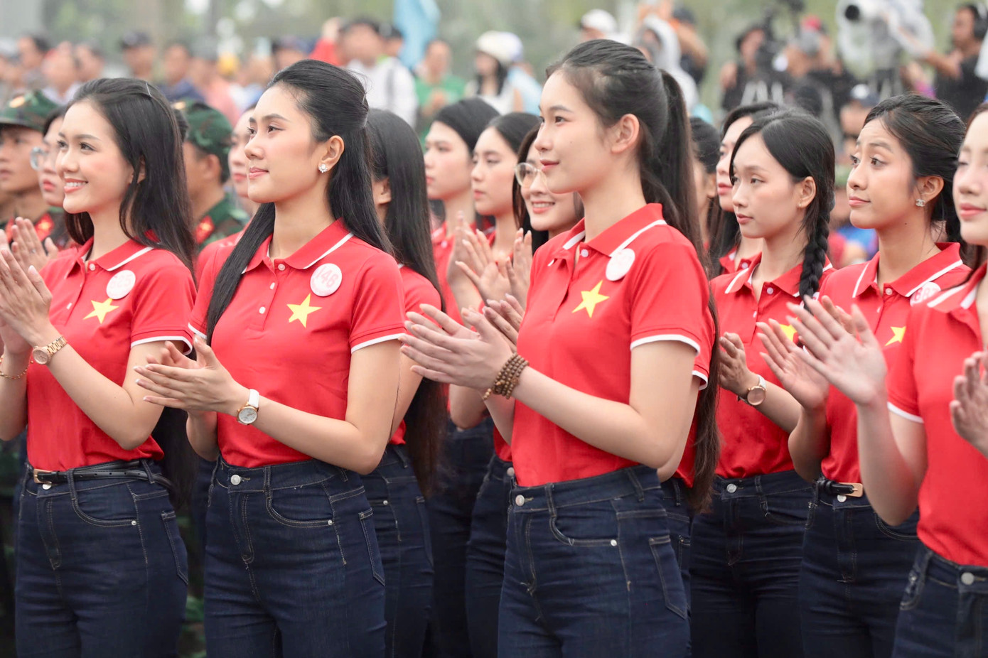 Thí sinh Hoa hậu Việt Nam tham gia lễ thượng cờ ở Đôi bờ Hiền Lương - Bến Hải. Thí sinh Hoa hậu Việt Nam tham gia lễ thượng cờ ở Đôi bờ Hiền Lương - Bến Hải.