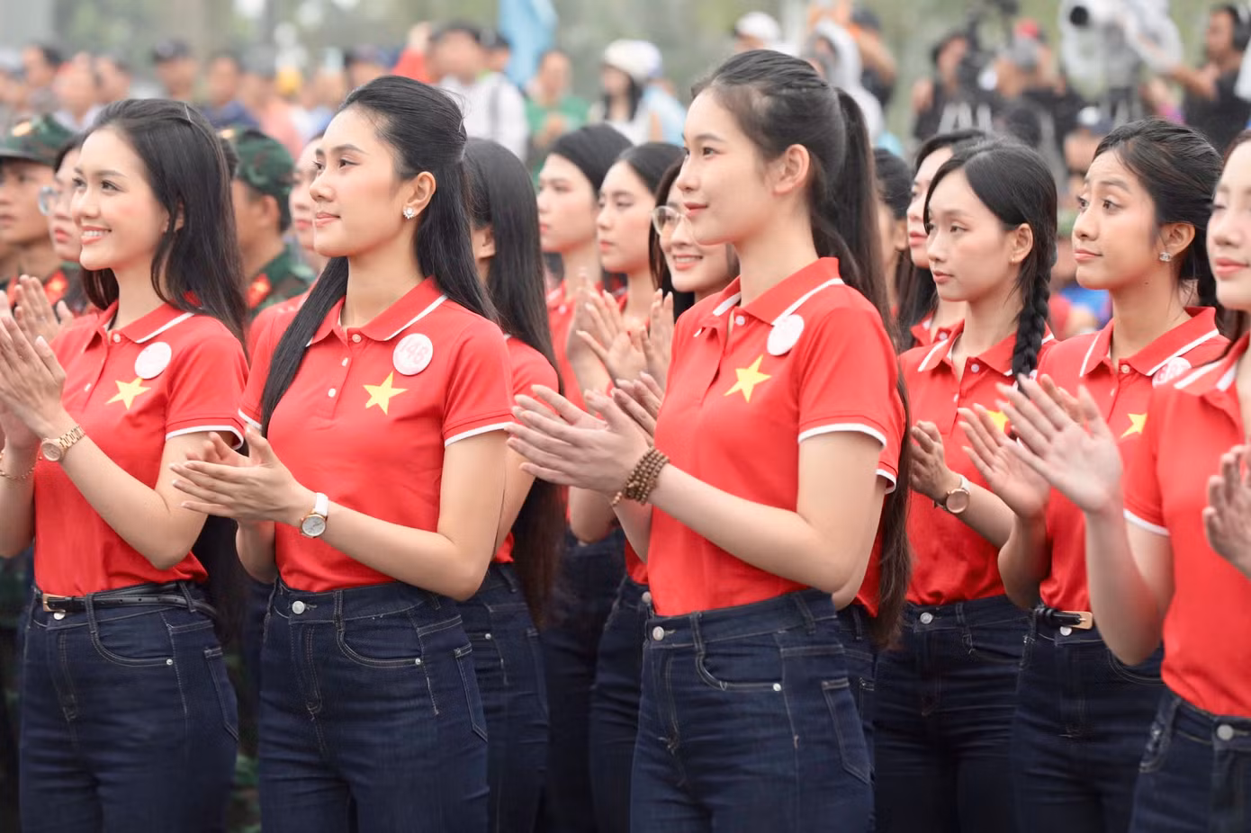 Thí sinh Bùi Thùy Nhiên vinh dự khi được tham gia buổi Lễ Thượng cờ đầy ý nghĩa. "Khoảnh khắc hơn 200 đôi tay cùng tung bay lá cờ đỏ sao vàng khiến tôi trào dâng niềm tự hào dân tộc và hạnh phúc vì là người Việt Nam. Buổi lễ nhắc nhở tôi về ý thức gìn giữ và phát huy những giá trị tốt đẹp của đất nước", Thùy Nhiên nói.