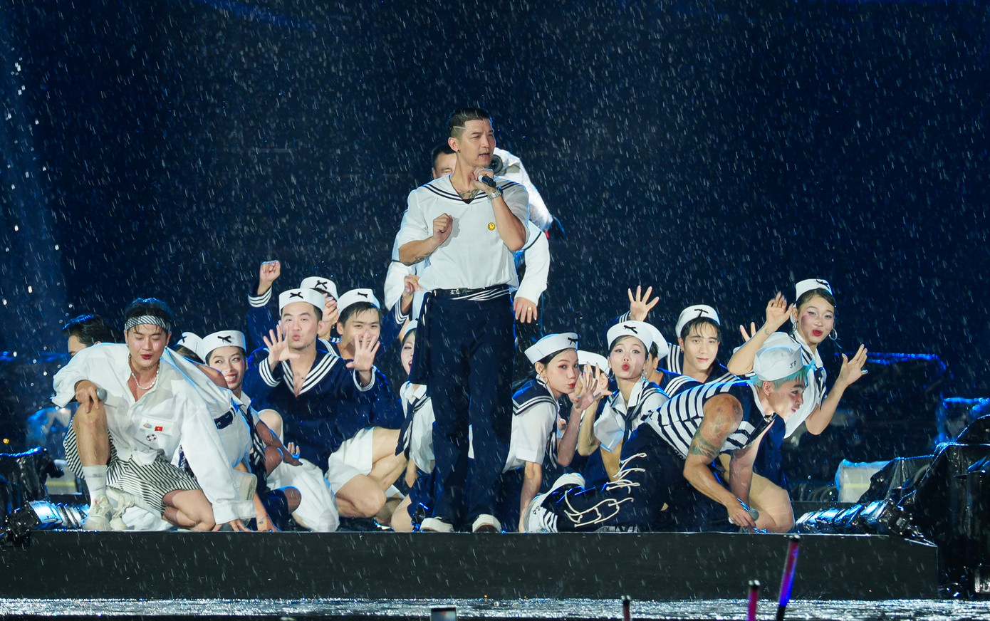 Nghệ sĩ trong trang phục thủy thủ, trình diễn tiết mục Đường xa ướt mưa. Cuối màn trình diễn, NSND Tự Long nhào lộn trên sân khấu.