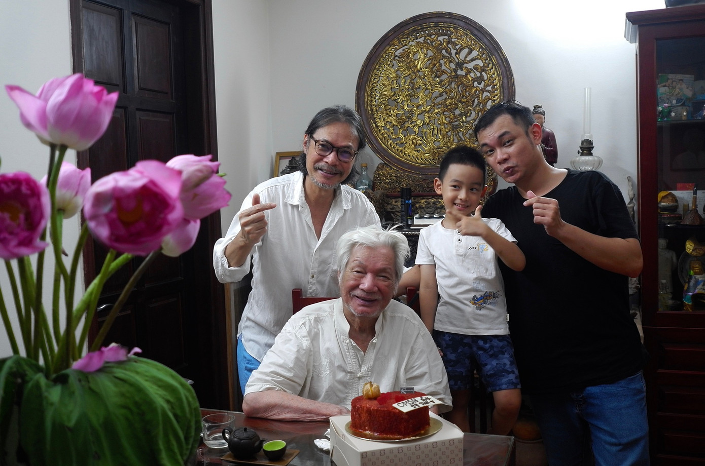 NSND Trần Bảng quây quần bên con cháu. NSND Trần Bảng quây quần bên con cháu.