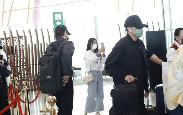 Ngụy Đại Huân (phải) và Lưu Khải Uy cùng có mặt tại sân bay Bắc Kinh. Ngụy Đại Huân (phải) và Lưu Khải Uy cùng có mặt tại sân bay Bắc Kinh.