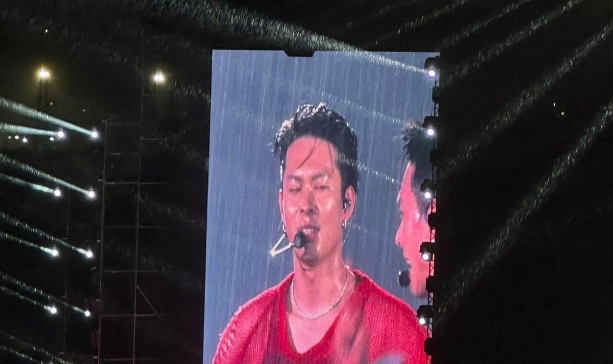 Càng về cuối concert, mưa càng to. Thời tiết không thuận lợi được dự báo từ vài ngày trước. Đêm 9 và ngày 10/5, một đợt không khí lạnh tràn xuống phía Bắc gây mưa dông diện rộng, cục bộ có nơi mưa to ở khu vực Bắc Bộ.