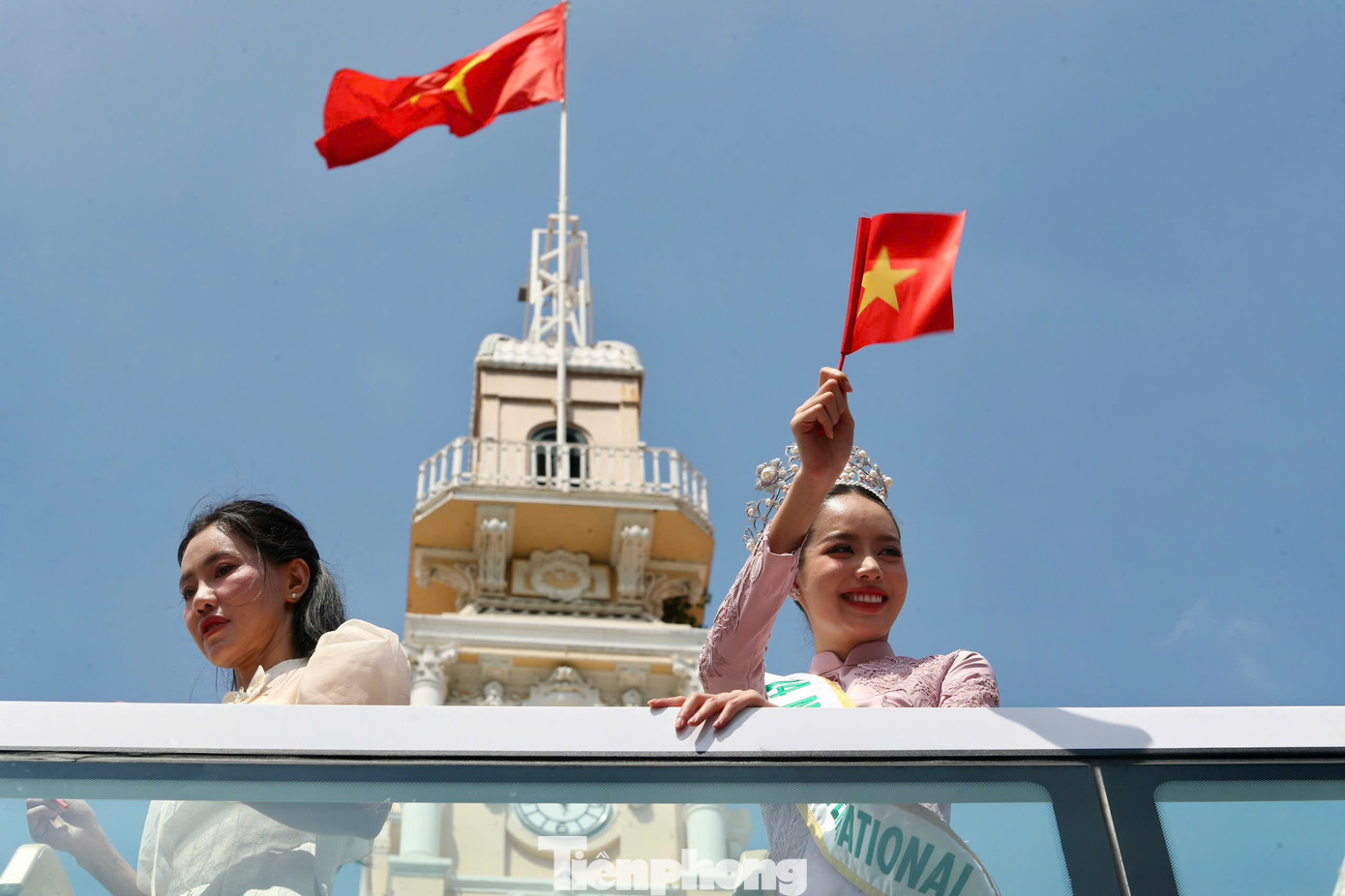 Hoa hậu Quốc tế 2024 đi qua nhiều địa danh nổi tiếng ở TPHCM như Dinh Độc Lập, UBND TPHCM, phố Nguyễn Huệ,... Trong ngày trở về, Huỳnh Thị Thanh Thủy chọn lối trang điểm nhẹ nhàng với tông hồng. Cô diện áo dài khoe vẻ thanh lịch. Thanh Thủy không giấu được sự xúc động khi về nước. Hoa hậu Quốc tế 2024 đi qua nhiều địa danh nổi tiếng ở TPHCM như Dinh Độc Lập, UBND TPHCM, phố Nguyễn Huệ,... Trong ngày trở về, Huỳnh Thị Thanh Thủy chọn lối trang điểm nhẹ nhàng với tông hồng. Cô diện áo dài khoe vẻ thanh lịch. Thanh Thủy không giấu được sự xúc động khi về nước.