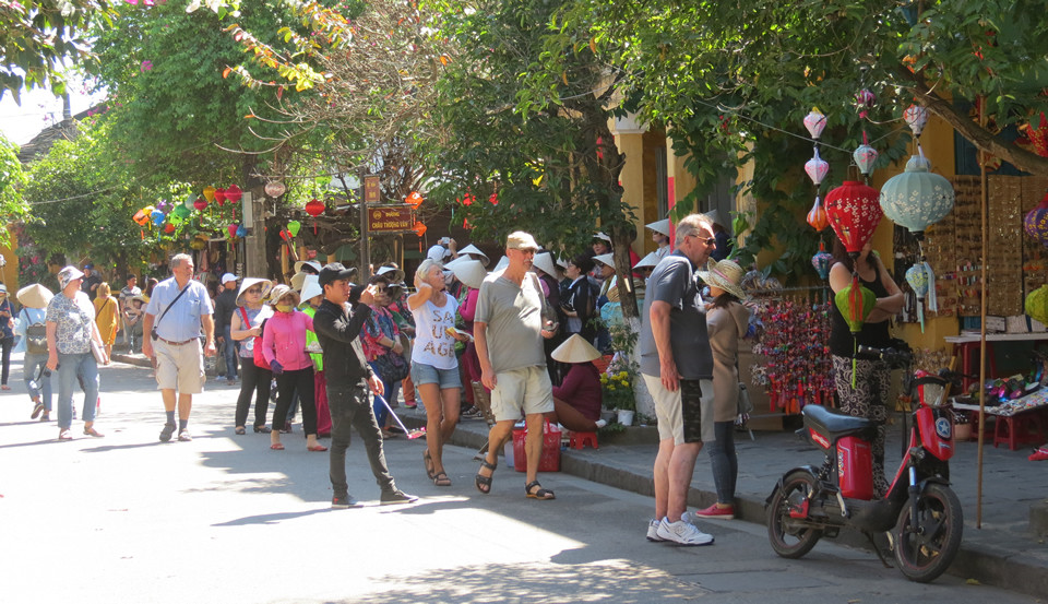 Cần đẩy mạnh tuyên truyền, nhắc nhở du khách lựa chọn trang phục phù hợp khi tham quan TP. Hội An. Cần đẩy mạnh tuyên truyền, nhắc nhở du khách lựa chọn trang phục phù hợp khi tham quan TP. Hội An.