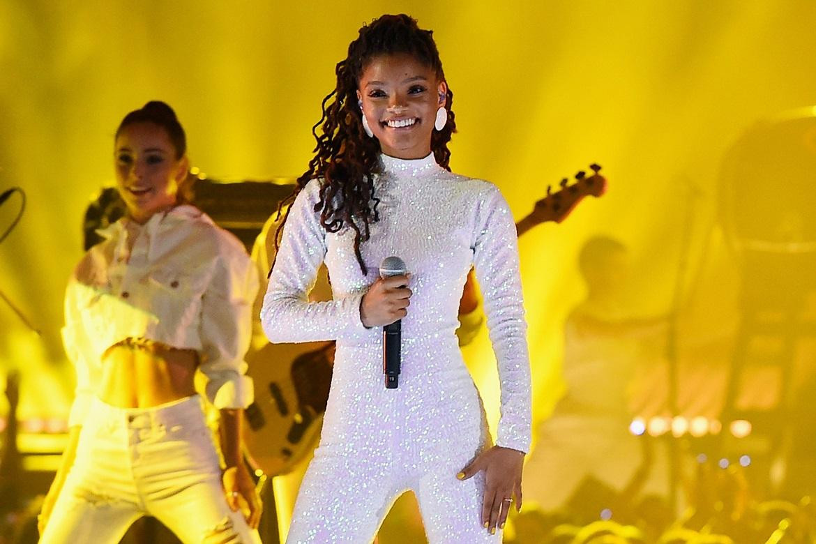 Phe ủng hộ thì lập luận để một cô gái trẻ tài năng như Halle Bailey thổi hồn cho Ariel là điều phù hợp với bối cảnh mới, trong một thế giới mới, đầy sự đa dạng hiện nay.