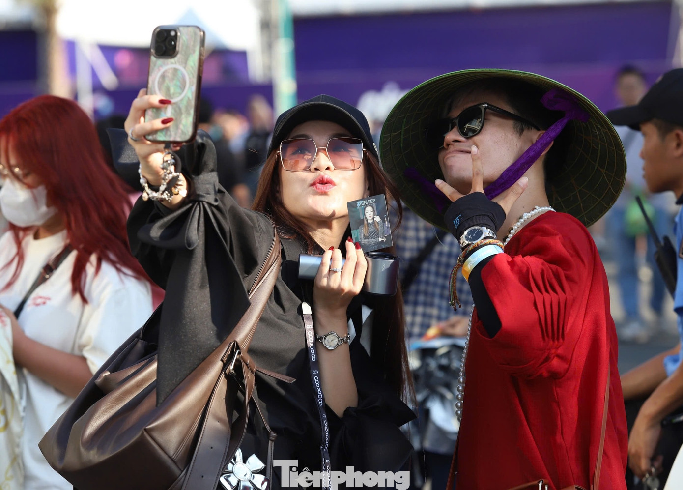 Người hâm mộ chụp ảnh cùng thẻ in hình thần tượng. Những hoạt động bên lề do cộng đồng khán giả hâm mộ tổ chức cũng thu hút sự chú ý. Người hâm mộ chụp ảnh cùng thẻ in hình thần tượng. Những hoạt động bên lề do cộng đồng khán giả hâm mộ tổ chức cũng thu hút sự chú ý.