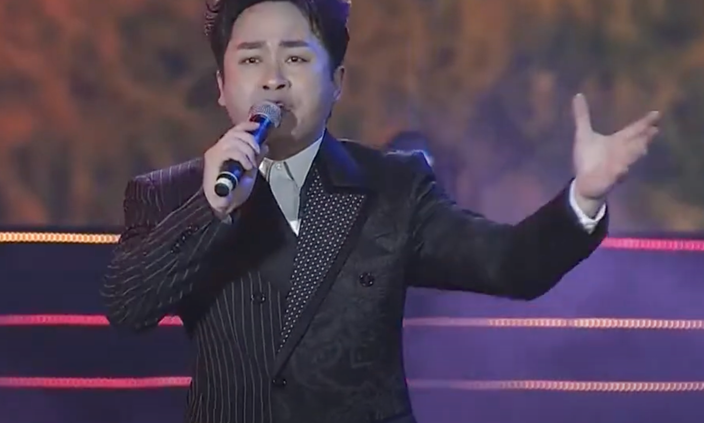 NSND Trần Hiếu (trái) và ca sĩ Tùng Dương thể hiện ca khúc Hò kéo pháo và Áo mùa đông.