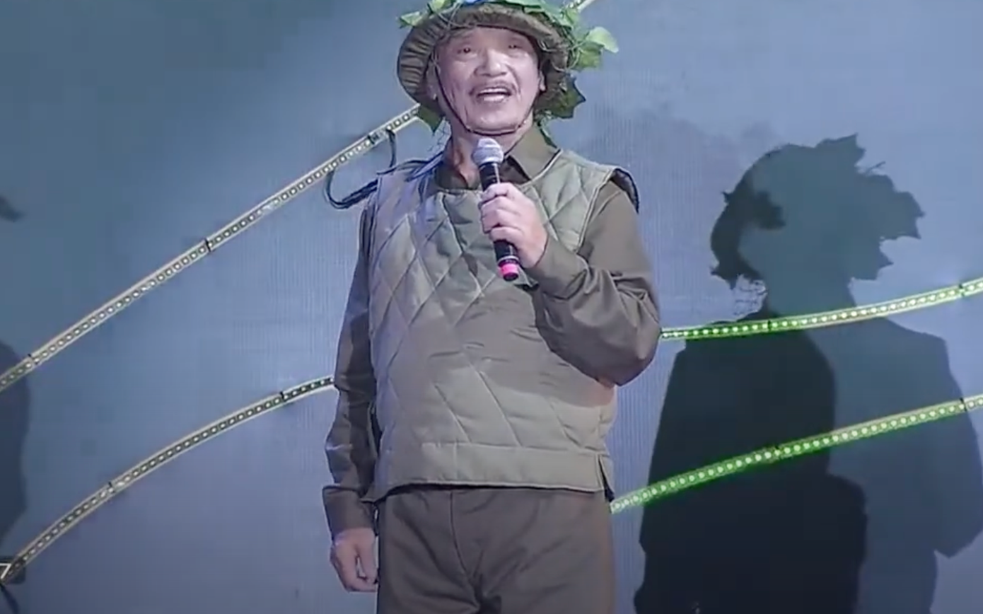 NSND Trần Hiếu (trái) và ca sĩ Tùng Dương thể hiện ca khúc Hò kéo pháo và Áo mùa đông.