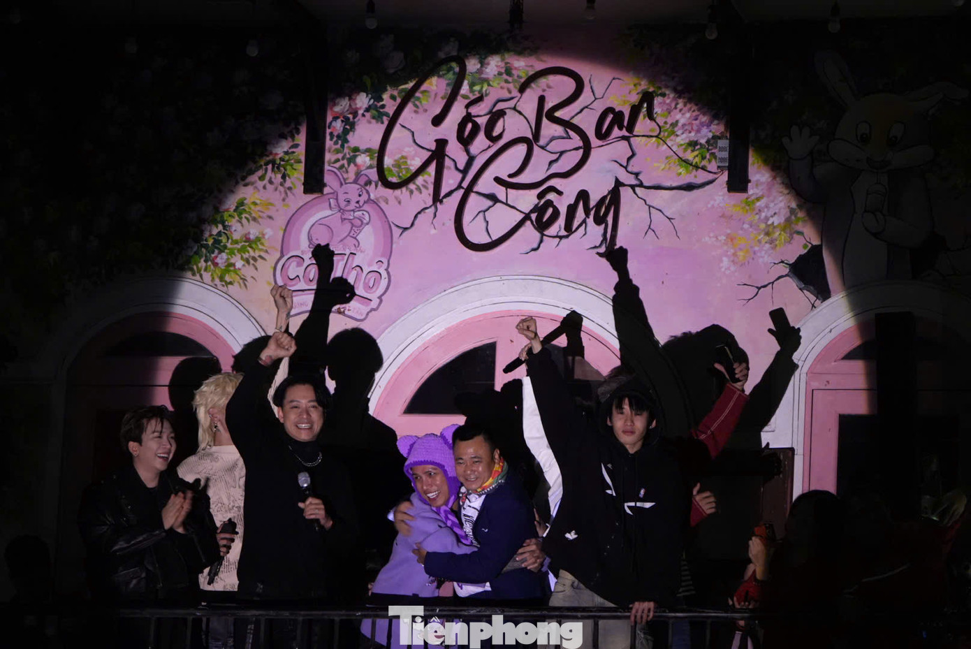 Dàn nghệ sĩ có mặt tại buổi giao lưu gồm Tuấn Hưng, NSND Tự Long, Neko Lê, BB Trần, Trương Thế Vinh, HuyR, Kay Trần...