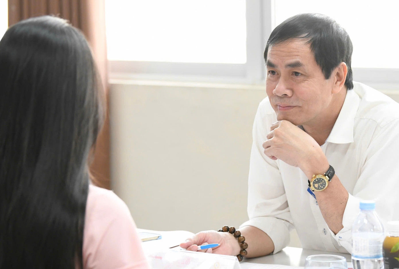 Nhà thơ Trần Hữu Việt - Trưởng Ban giám khảo Hoa hậu Việt Nam 2024 - dành nhiều lời động viên cho thí sinh.