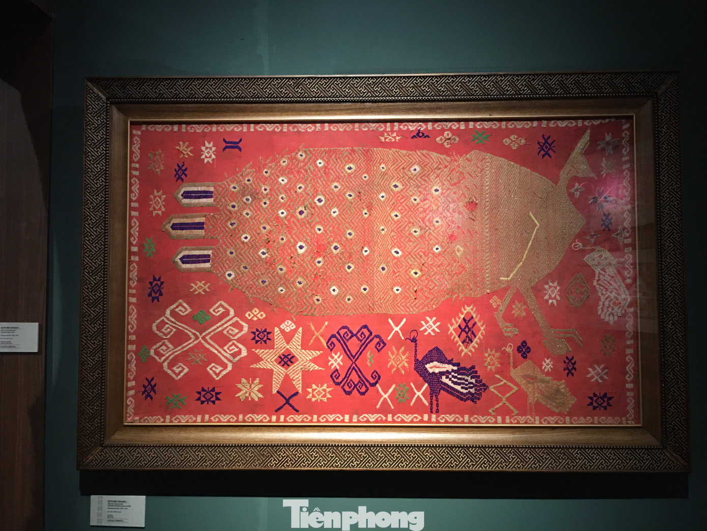 Mỗi hoa văn đều mang một ý nghĩa biểu tượng riêng. Trong văn hóa người Thái, rồng là thực thể siêu nhiên mạnh mẽ, linh thiêng. Có hai dạng hoa văn rồng chính gồm rồng cách điệu ở nhóm Tày Thanh, Tày Khăng và rồng tả thực ở nhóm Tày Mường.