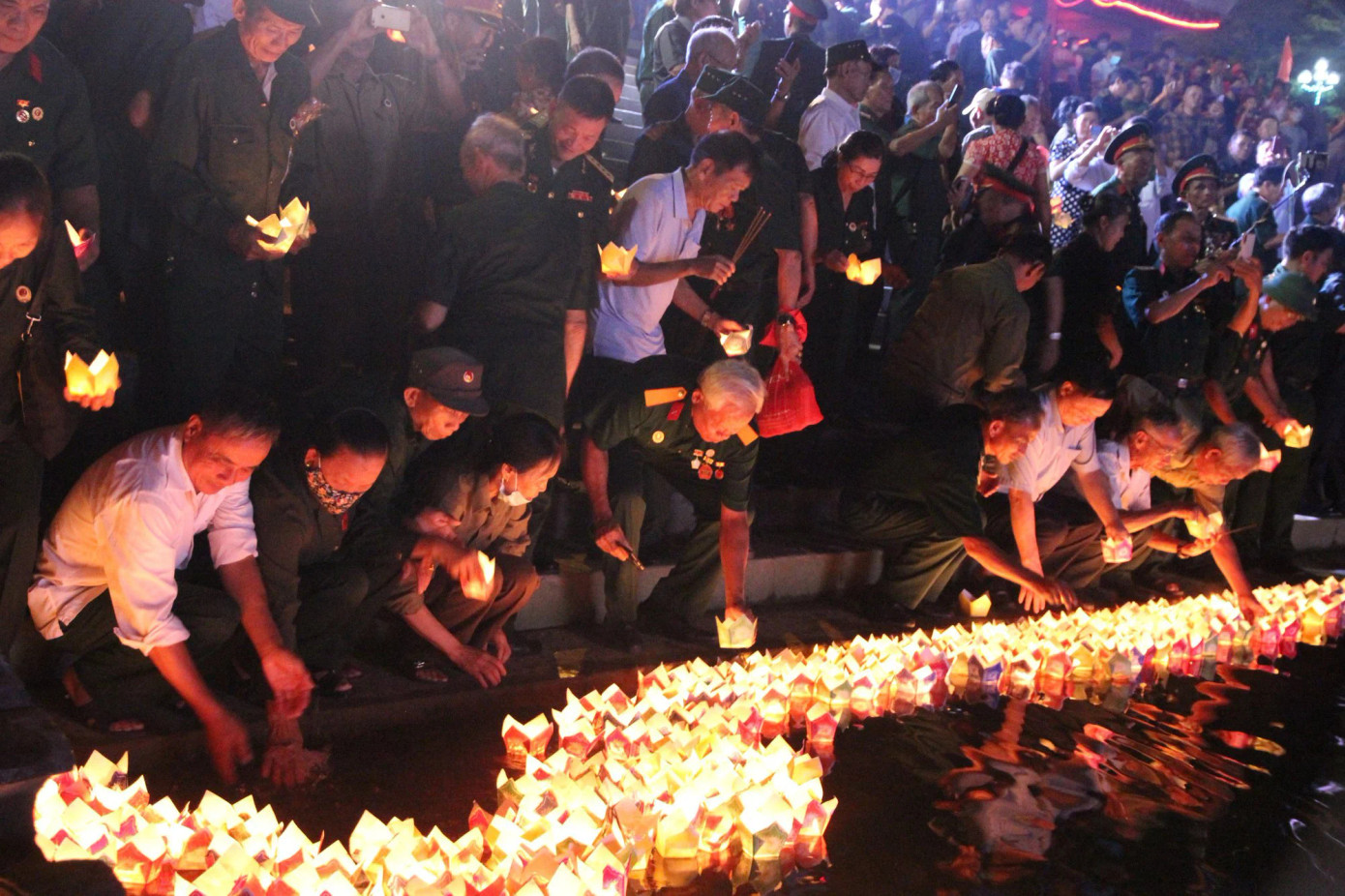 Đêm hoa đăng trên sông Thạch Hãn.