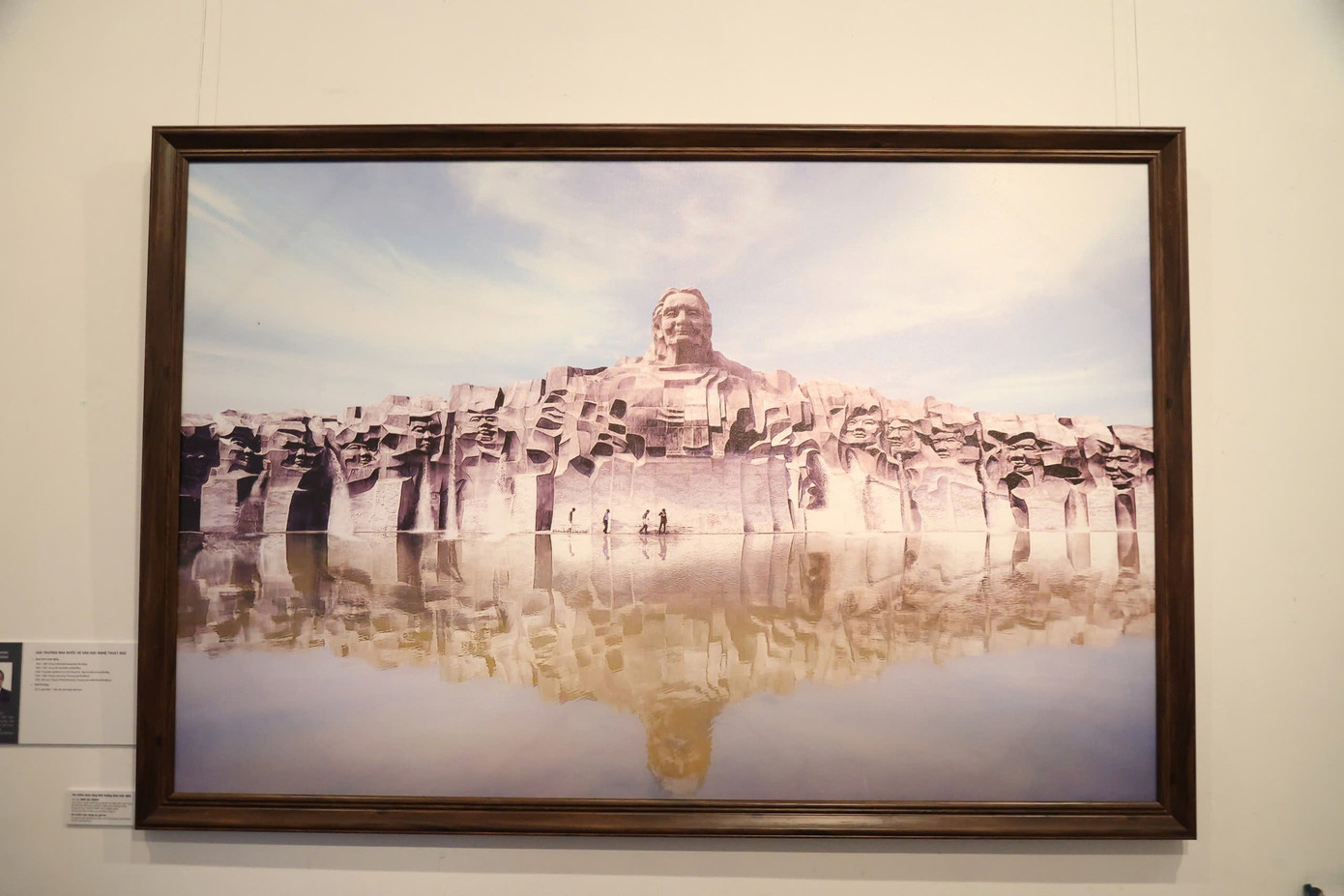 Ảnh Ngày trở về (trái) và Quần thể Tượng đài Mẹ Việt Nam Anh hùng.