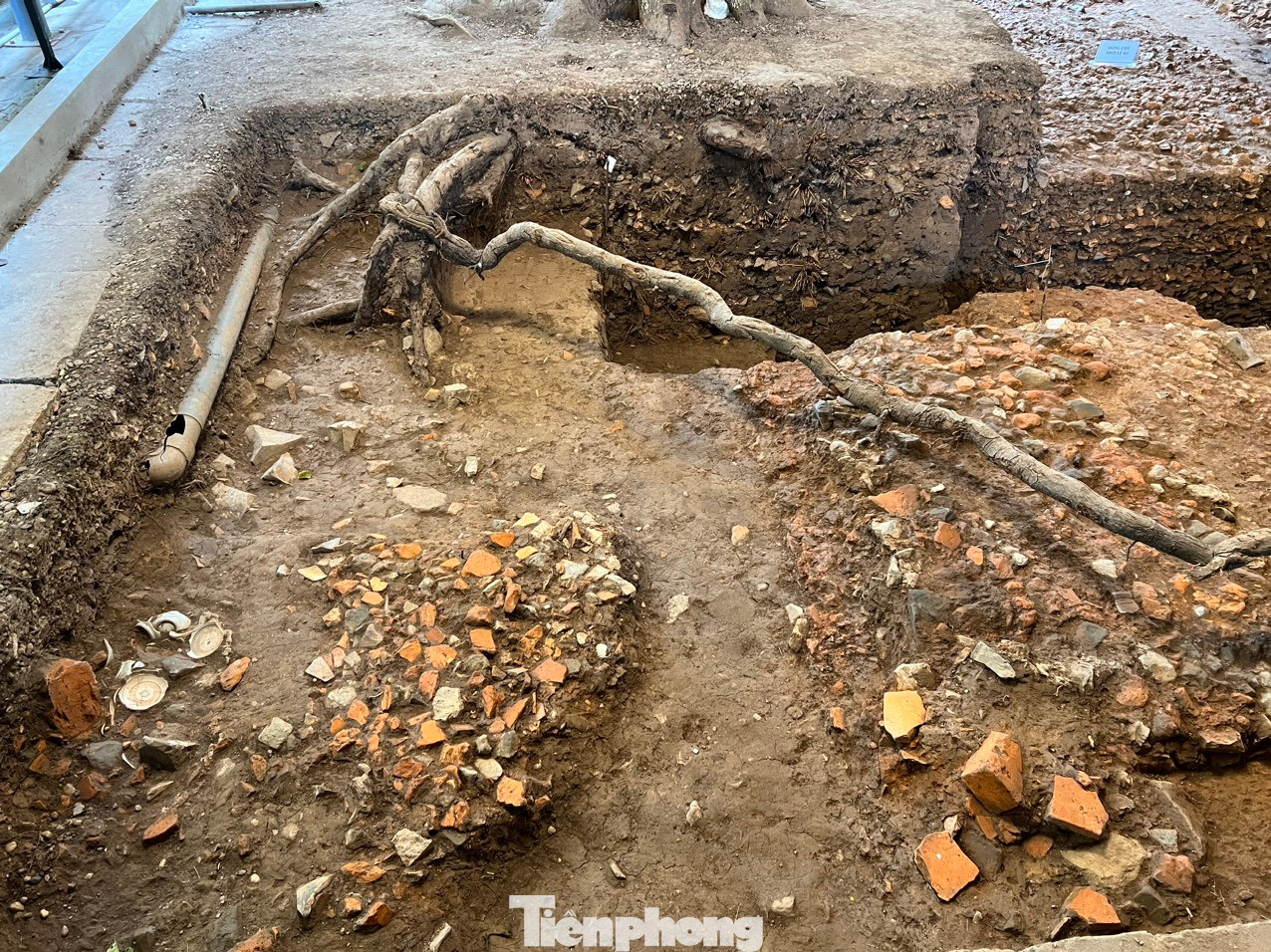 Từ năm 2011 đến nay, Trung tâm Bảo tồn di sản Thăng Long - Hà Nội đã phối hợp với Viện Khảo cổ học (Viện Hàn lâm Khoa học xã hội Việt Nam) và Hội Khảo cổ học Việt Nam khai quật nghiên cứu khảo cổ học khu vực trung tâm (khu vực Chính điện Kính Thiên) với tổng diện tích khoảng hơn 10.000m2. Để phát huy giá trị di tích, Trung tâm Bảo tồn di sản Thăng Long - Hà Nội đã phối hợp với viện Khảo cổ học lựa chọn 2 hố khai quật tiêu biểu, phản ánh chân xác và sinh động dấu tích của tòa Chính điện Kính Thiên thời Lê để trưng bày tại chỗ.