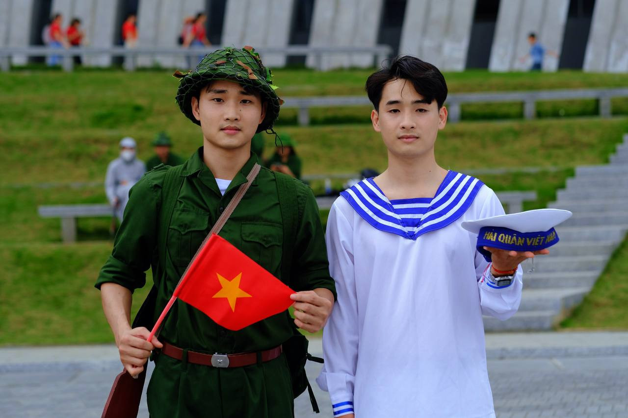 Bạn Hạng Viết Đạt (trái) và Lê Xuân Lộc tham quan bảo tàng sáng 26/4.