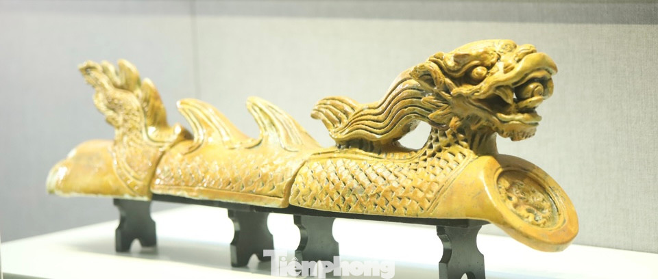 Ngói vàng hình rồng dùng để lợp mái điện Kính Thiên.