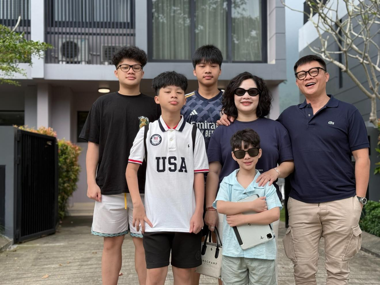 MC Quang Minh kết hôn năm 2007, có bốn con trai. MC Quang Minh kết hôn năm 2007, có bốn con trai.