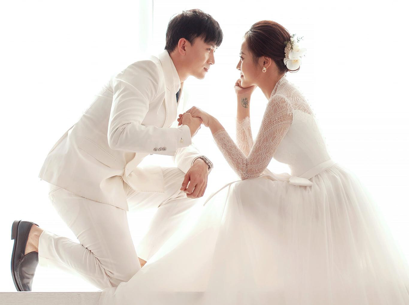 Hoàng Vũ tốt nghiệp khoa Thanh nhạc Trường Cao đẳng Nghệ thuật Hà Nội, anh từng là thành viên của nhóm nhạc IMI. Tuy nhiên, Hoàng Vũ từng biến mất 1 thời gian sau bộ phim &quot;5S Online&quot; cho đến khi trở lại và được yêu mến với vai Dũng trong bộ phim &quot;Về nhà đi con&quot;. Hiện tại, Hoàng Vũ xuất hiện song song trên màn ảnh nhỏ với 2 phim &quot;Hương vị tình thân&quot; và &quot;Hãy nói lời yêu&quot;.