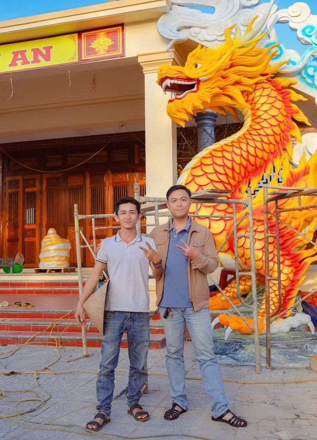 Màu sắc rực rỡ, tươi sáng khiến hai tượng rồng ở Quảng Trị thêm nổi bật. Tác phẩm do nghệ nhân Đinh Văn Tâm (trú tại xã Triệu Độ, huyện Triệu Phong, Quảng Trị) thực hiện. Hai con rồng được làm bằng vật liệu bê tông, cốt thép kiên cố. Mỗi tượng dài khoảng 2,5 m, "chầu" ở hai bên cửa chùa.