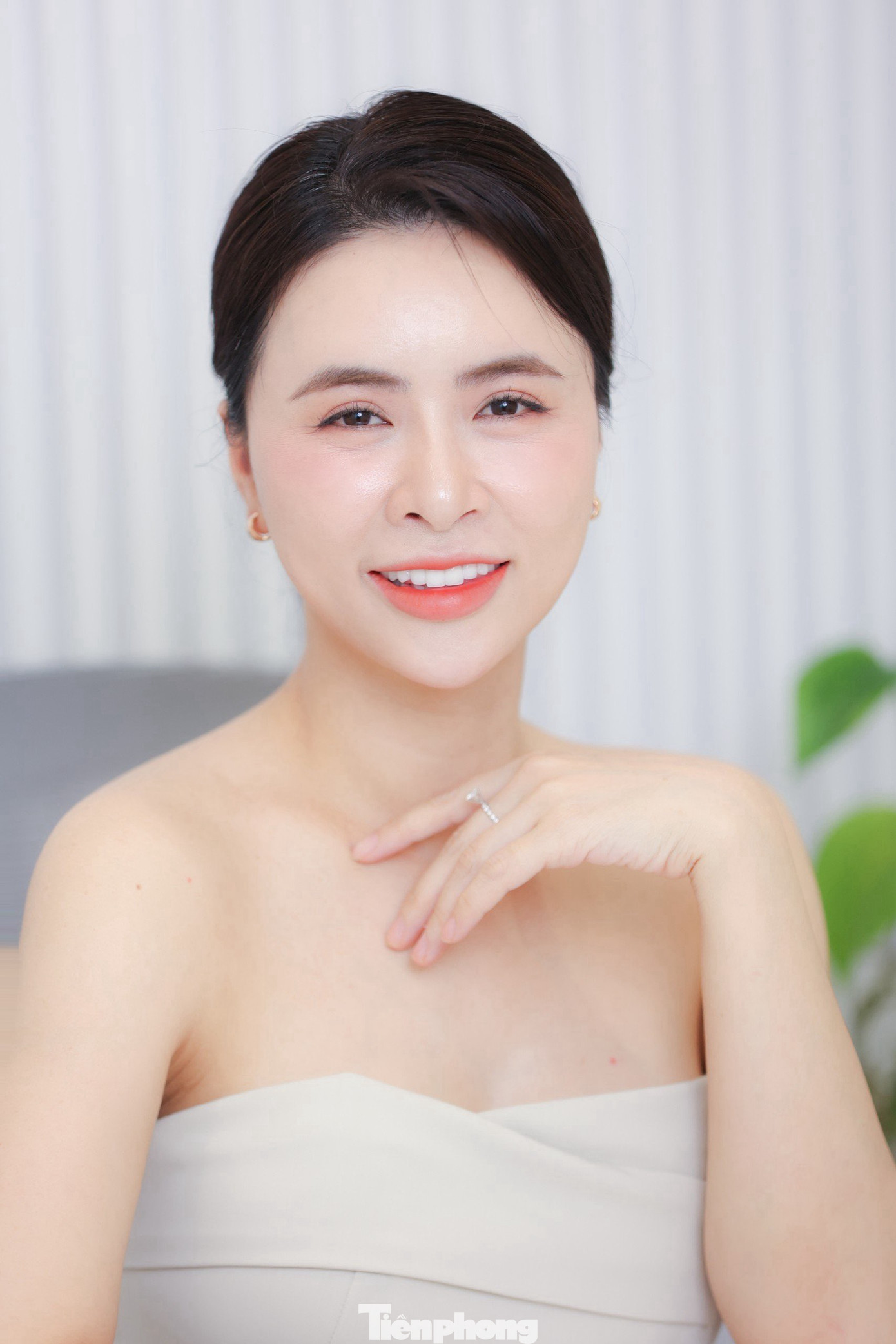 Cô khoe thành tích đóng cả chục vai ô sin trên màn ảnh nhỏ, trong các phim như Cầu vồng tình yêu, Cả một đời ân oán, Lối nhỏ vào đời, Lửa ấm... Cô nói rằng ít diễn viên nào có kinh nghiệm đóng người giúp việc nhiều như vậy. "Sau vài tập đầu, tôi thấy mình càng đóng càng ăn vai, hòa nhập khá tốt với đoàn phim. Đó là điều may mắn. Một số đồng nghiệp ở trường quay còn động viên rằng vai Thoa như đo ni đóng giày cho tôi", nữ diễn viên tâm sự. Cô khoe thành tích đóng cả chục vai ô sin trên màn ảnh nhỏ, trong các phim như Cầu vồng tình yêu, Cả một đời ân oán, Lối nhỏ vào đời, Lửa ấm... Cô nói rằng ít diễn viên nào có kinh nghiệm đóng người giúp việc nhiều như vậy. "Sau vài tập đầu, tôi thấy mình càng đóng càng ăn vai, hòa nhập khá tốt với đoàn phim. Đó là điều may mắn. Một số đồng nghiệp ở trường quay còn động viên rằng vai Thoa như đo ni đóng giày cho tôi", nữ diễn viên tâm sự.