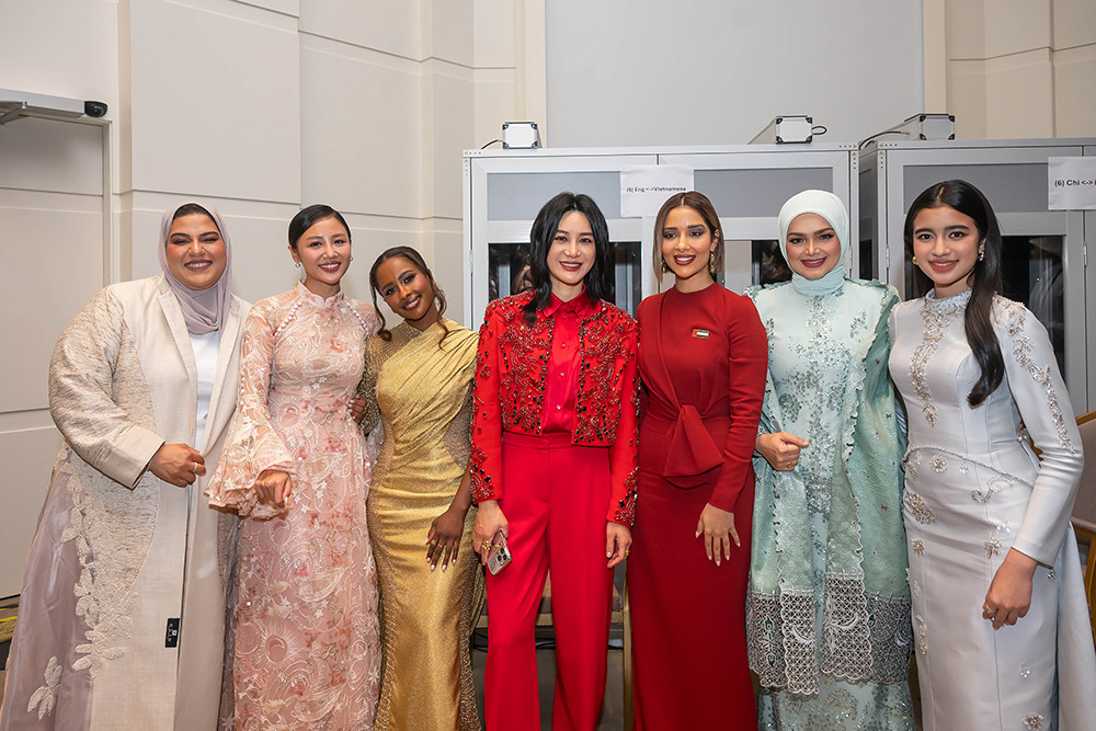 Văn Mai Hương đến Malaysia từ 26/5 để chuẩn bị cho các phần trình diễn. Văn Mai Hương đến Malaysia từ 26/5 để chuẩn bị cho các phần trình diễn.