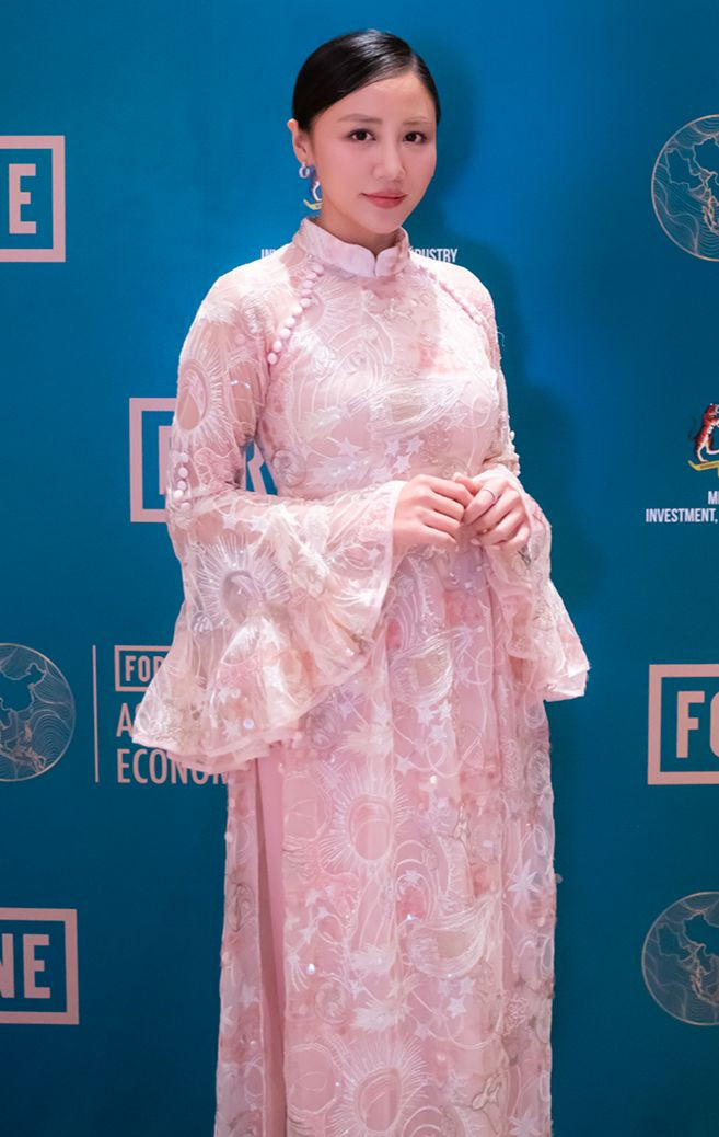 Trang phục ấn tượng của nữ ca sĩ. Trang phục ấn tượng của nữ ca sĩ.