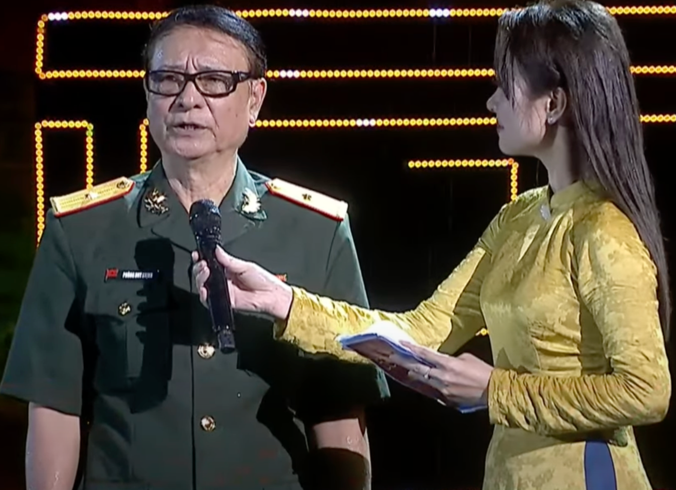 Nhà báo Phùng Huy Thịnh nhận nhiệm vụ trinh sát trong tiểu đoàn pháo khi mới 19 tuổi. Nhà báo Phùng Huy Thịnh nhận nhiệm vụ trinh sát trong tiểu đoàn pháo khi mới 19 tuổi.