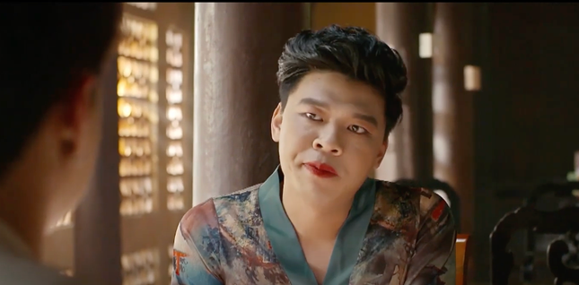 Trung Ruồi liên tục chia rẽ đôi tình nhân trẻ khi đóng vai thầy bói.