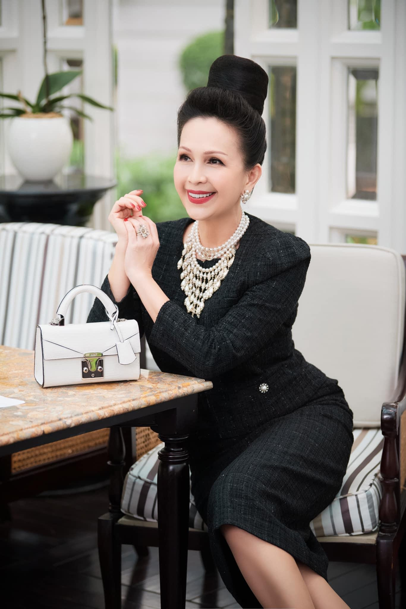 Vẻ ngoài rạng rỡ, trẻ trung của người đẹp gốc Huế ở tuổi trung niên Vẻ ngoài rạng rỡ, trẻ trung của người đẹp gốc Huế ở tuổi trung niên